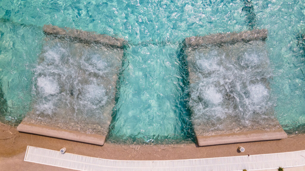 Dettaglio delle postazioni idromassaggio integrate nella piscina esterna dell'Hotel Terme Quisisana.