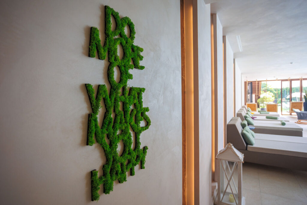 Parete decorativa con scritta motivazionale nella zona lounge dell'Hotel Terme Quisisana.