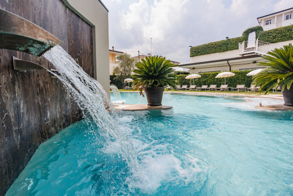 Dettaglio del flusso d'acqua della cascata nella piscina esterna dell'Hotel Terme Quisisana.