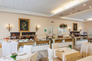 Buffet di antipasti, salad bar e dolci al ristorante dell’Hotel Quisisana.