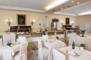 Buffet di antipasti, salad bar e dolci al ristorante dell’Hotel Quisisana.