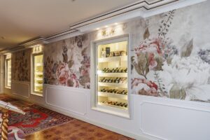 Uno splendido corridoio elegante, impreziosito dalla vista delle pregiate etichette della cantina, che trasmette raffinatezza e calore. Perfetto per immergersi nell’atmosfera esclusiva dell’hotel.